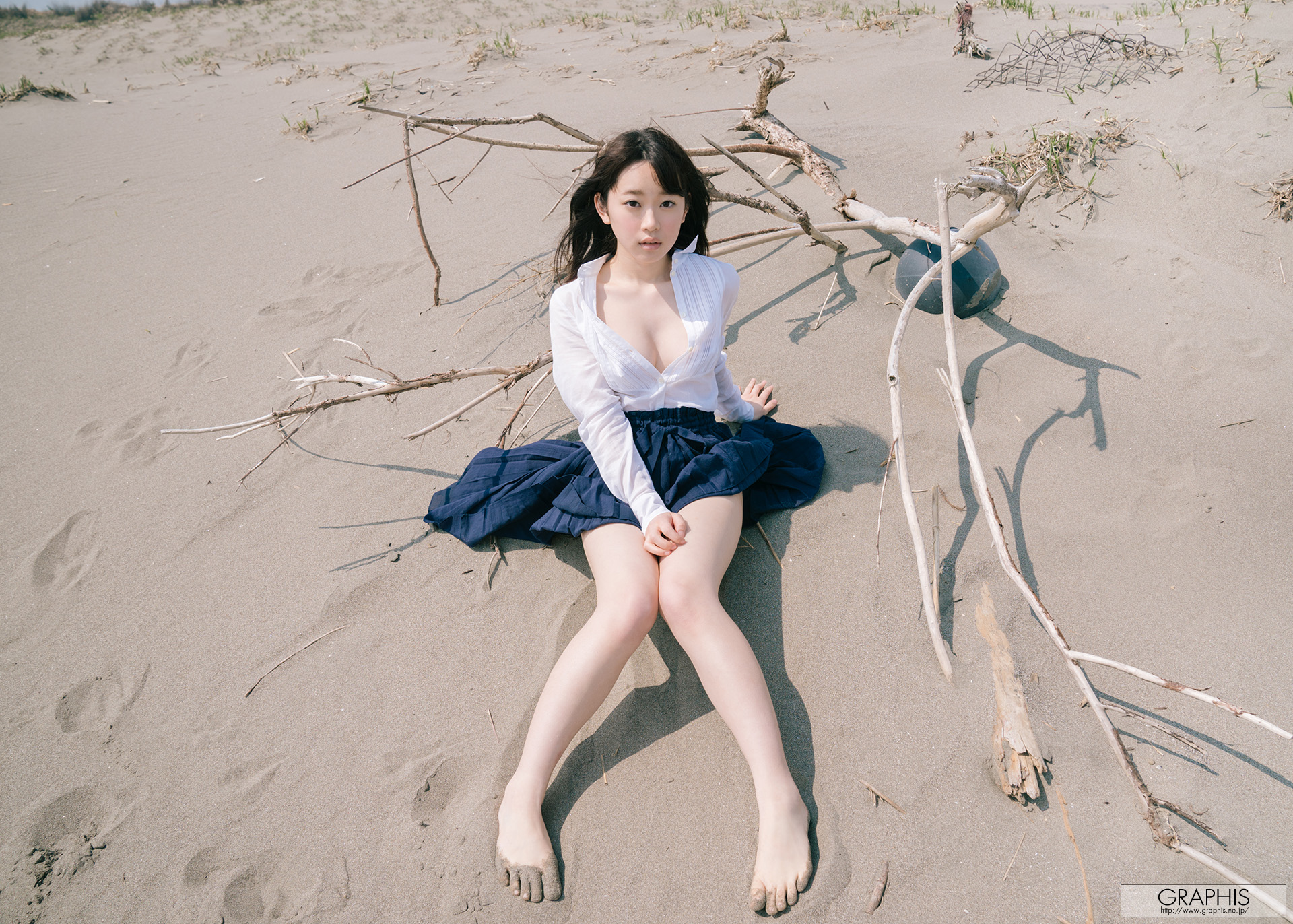 沙滩上的jk少女壁纸.jpg