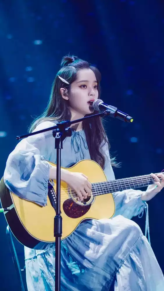 girl_play_guitar2.webp girl_play_guitar2.webp